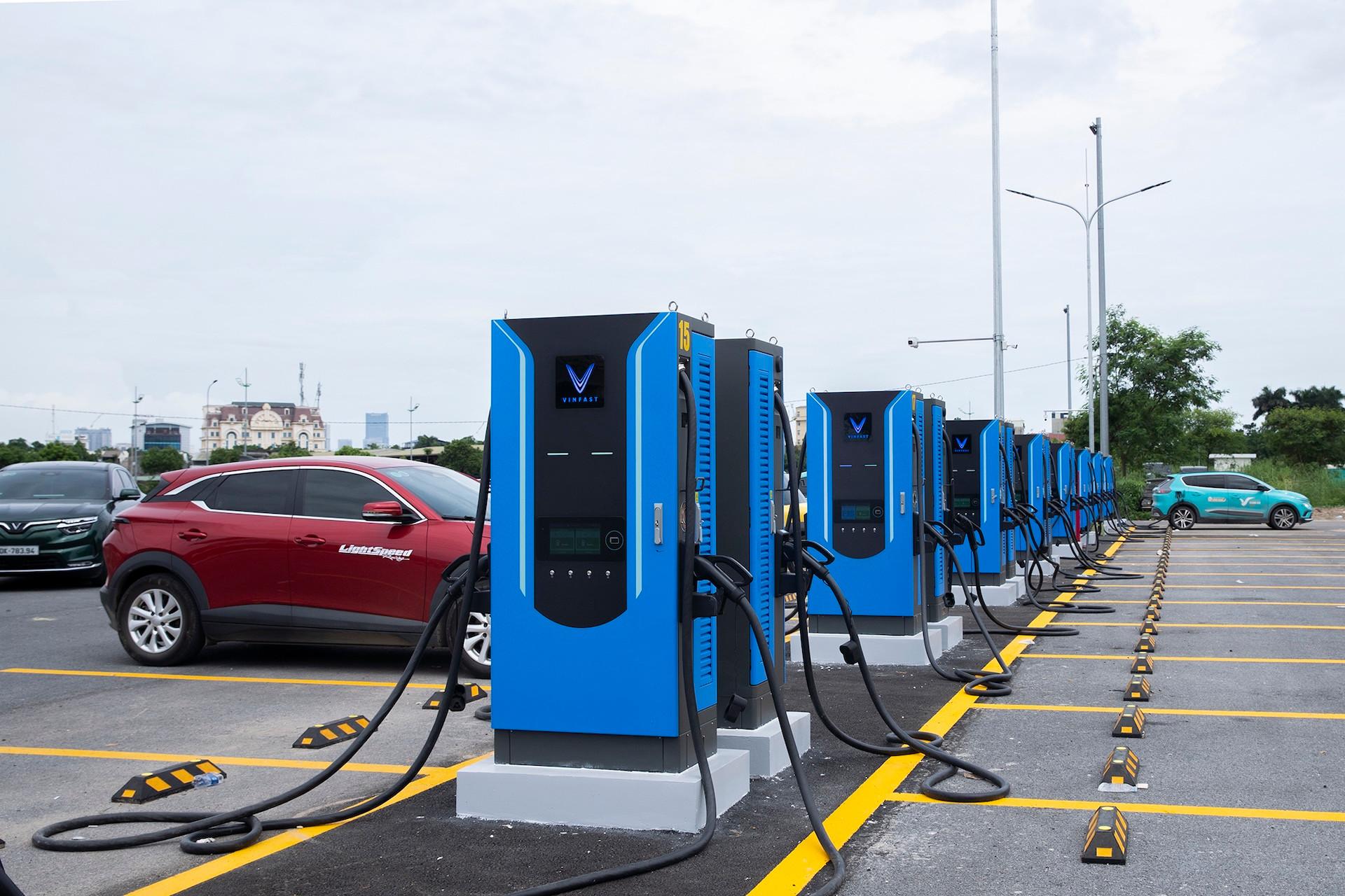 Dãy trụ sạc nhanh DC tại một trạm sạc công cộng V-Green, trên trụ có logo VinFast.