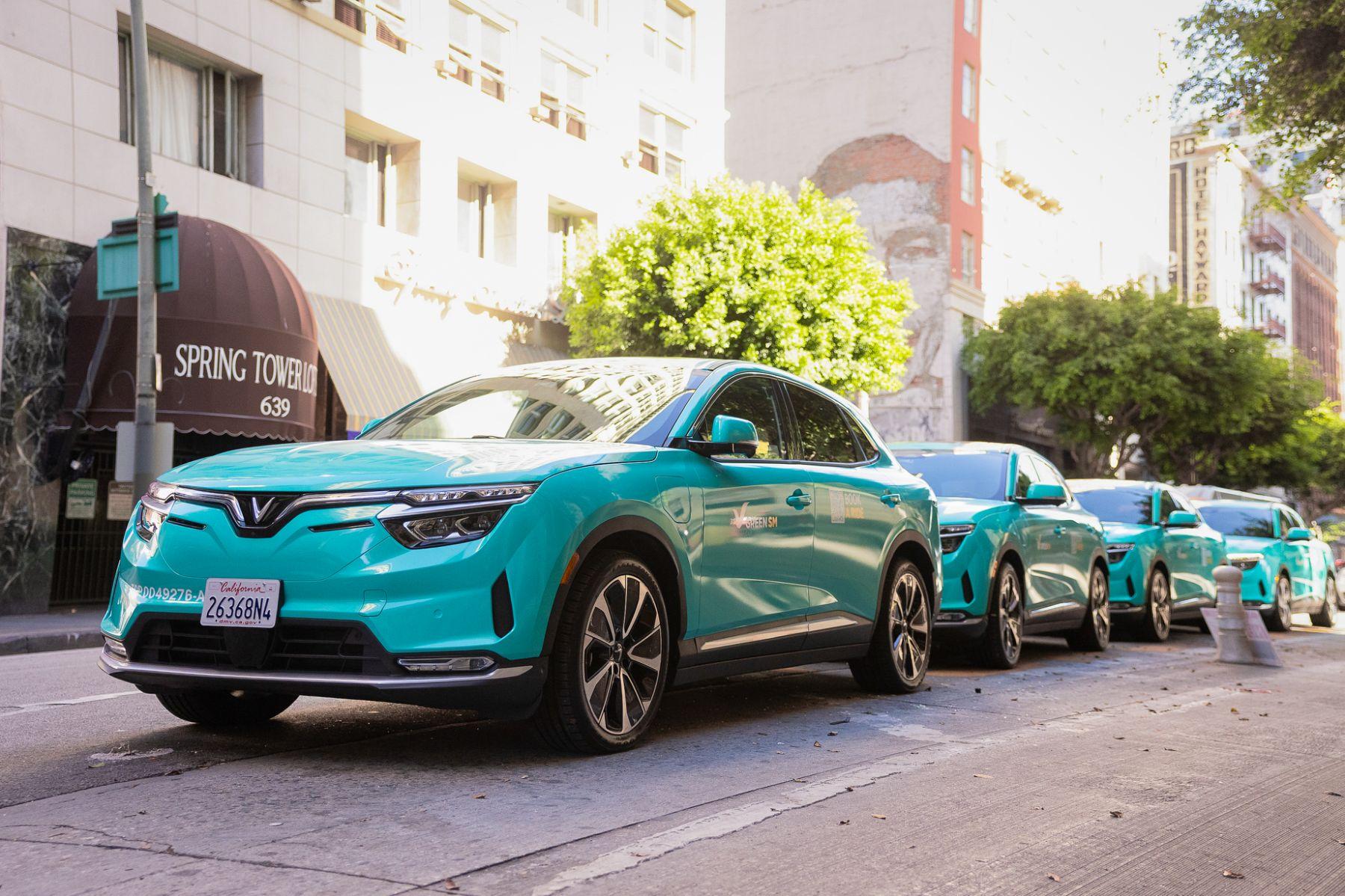 Đội taxi điện Green SM dùng VinFast VF 8 đỗ trên phố Spring, trung tâm Los Angeles.