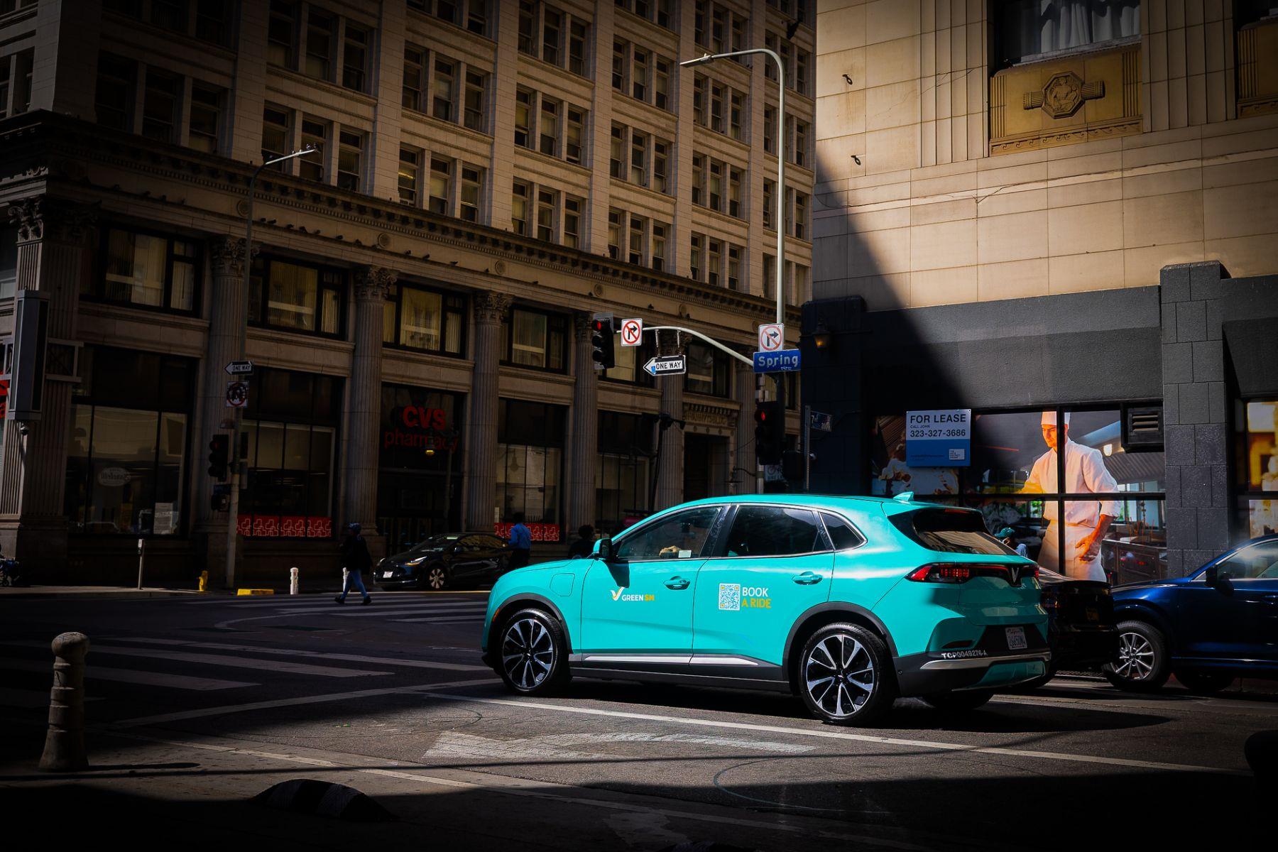 Taxi điện VinFast VF 8 của Green SM chạy trên đường phố Los Angeles.