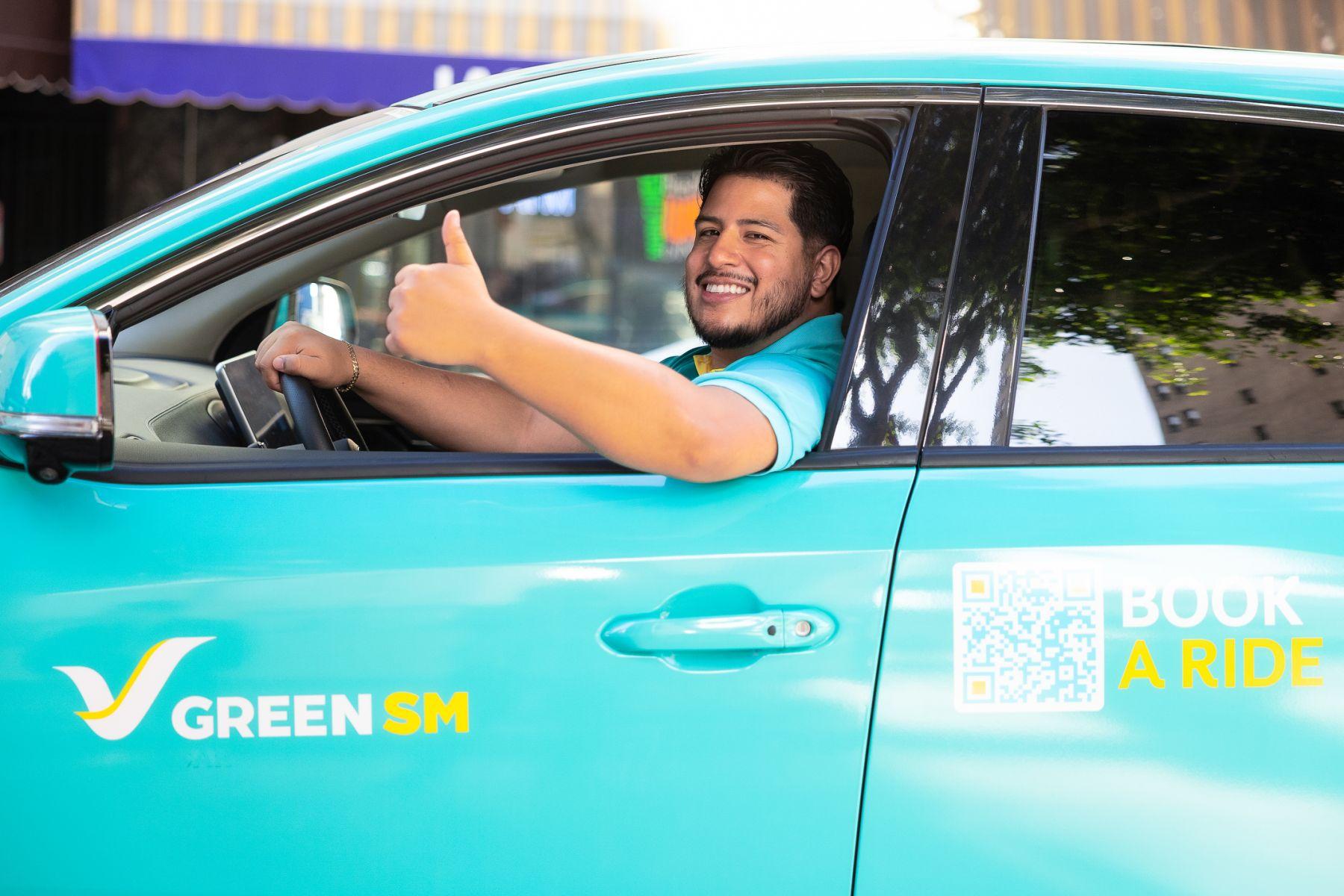 Tài xế Green SM tại Los Angeles ngồi sau vô lăng chiếc VinFast VF 8.