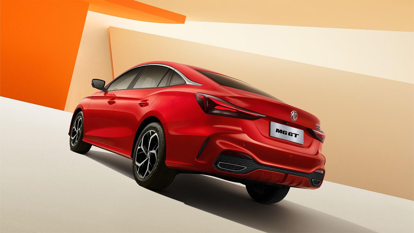 MG GT Fastback màu đỏ, góc ba phần tư phía sau với đèn hậu LED.