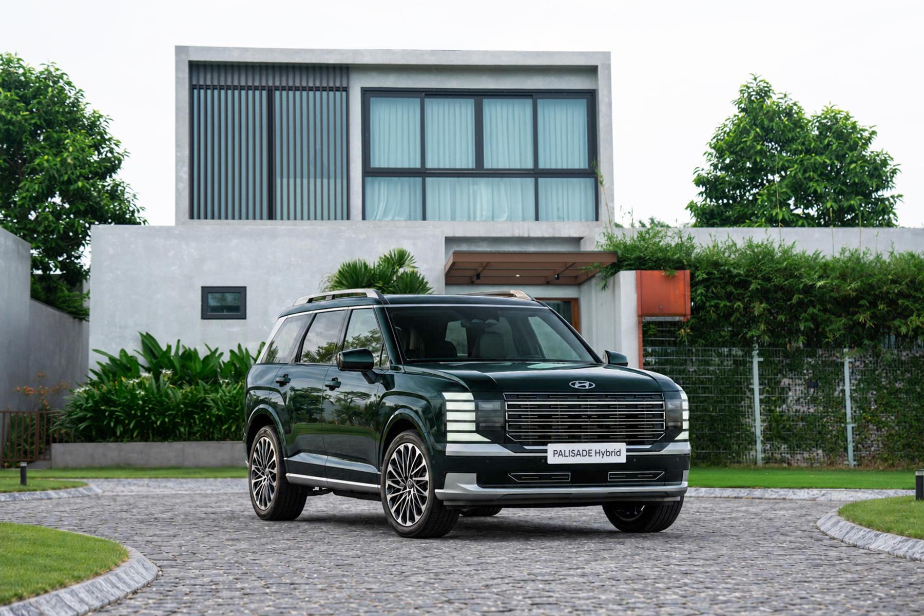 Hyundai Palisade Hybrid màu xanh lục bảo, góc nhìn ba phần tư phía trước.