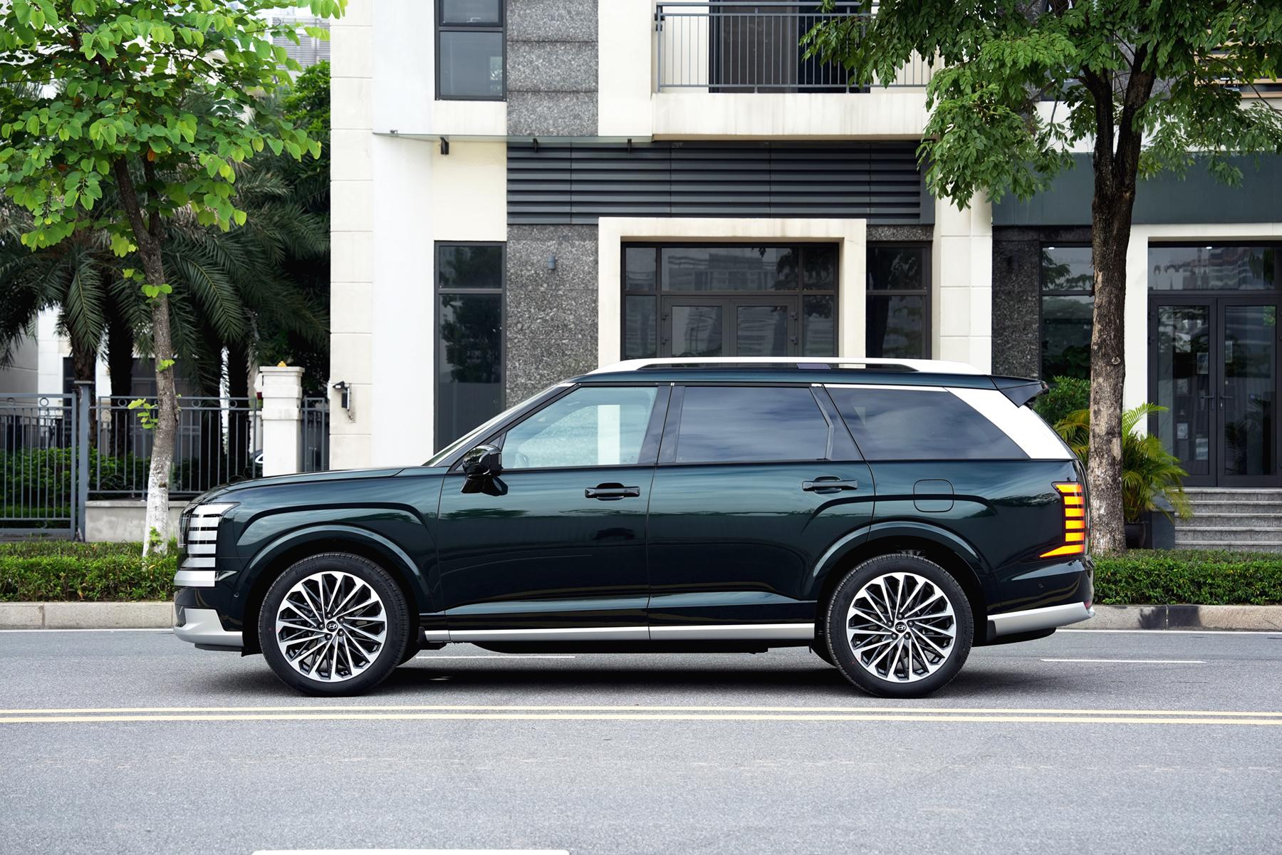 Thân xe Hyundai Palisade Hybrid nhìn nghiêng, đèn hậu LED thẳng đứng.